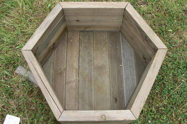 jardiniere-en-bois-hexagonal-96x96cm-hauteur-49cm-traitee-direct-scierie.jpg