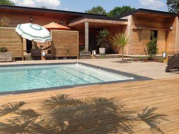 realisation-terrasse-bois-autour-une-piscine.jpg