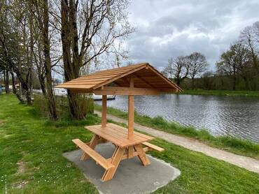 table-pique-nique-en-bois-douglas-avec-toit.jpg