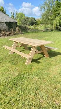 table-pique-nique-en-bois-sur-terrasse-jardin.jpg