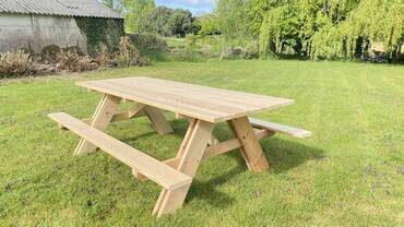 table-pique-nique-en-bois-massif-terrasse.jpg